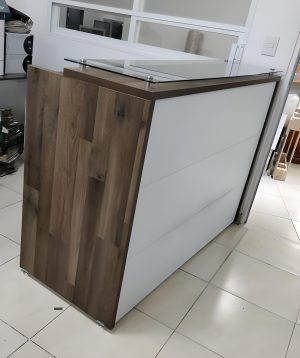 Recepción con frente blanco