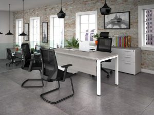 Escritorio ejecutivo con pantalla