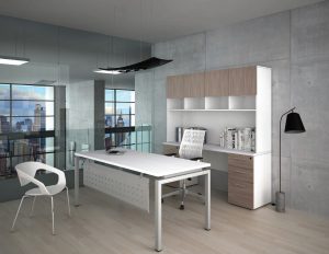 Escritorio directivo con pantalla metálica